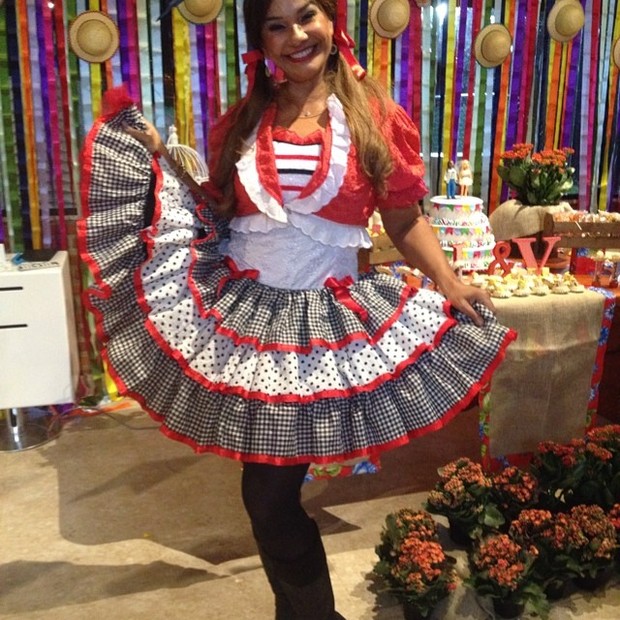 Solange Couto posa com roupa de festa junina (Foto: Reprodução/Instagram)