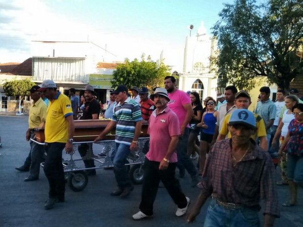 Corpo de operário morto do Rio de Janeiro chega à igreja de Sertânia, Sertão de PE (Foto: Júlio César Albuquerque/ Arquivo Pessoal)