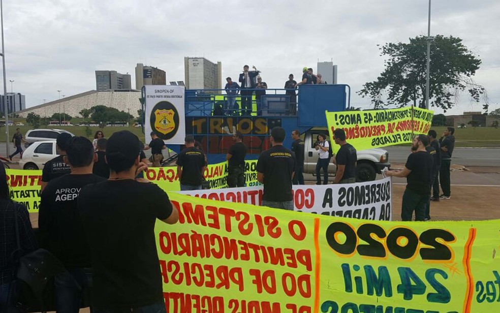 Agentes penitenciários exibem faixas com críticas ao sistema prisional durante protesto em Brasília (Foto: Vinicius Werneck/G1)