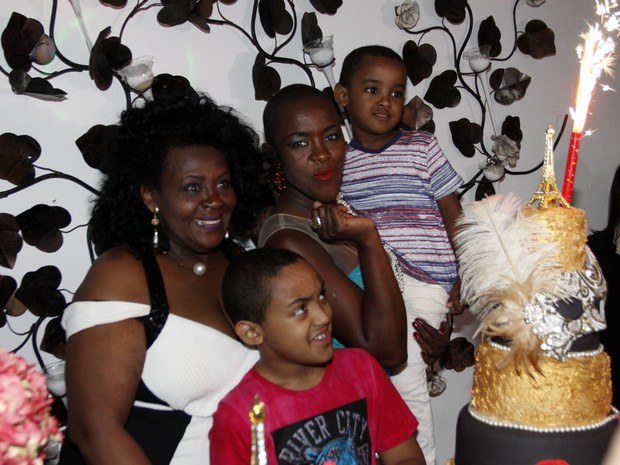 Ex-BBB Angélica comemora aniversário com a mãe e os filhos em São Paulo (Foto: Celso Tavares/ EGO)