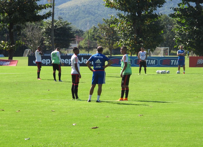 Jorge conversa com Jayme treino Flamengo (Foto: Ivan Raupp)