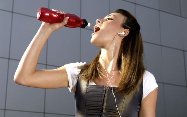 mulher com bebida energética isotônico (Foto: Agência Getty Images)