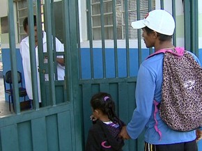Juracir acompanha entrada da Maria da Vitória na CEMEI (Foto: Reginaldo dos Santos/ EPTV) Juracir acompanha entrada da Maria da Vitória na CEMEI (Foto: Reginaldo dos Santos/ EPTV)