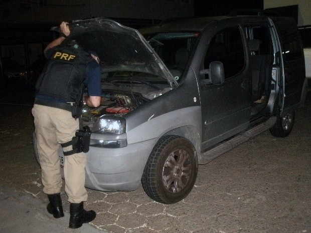 Homem é preso com carro roubado no trecho de Vargem da Fernão Dias (Foto: Divulgação/ Polícia Rodoviária Federal)