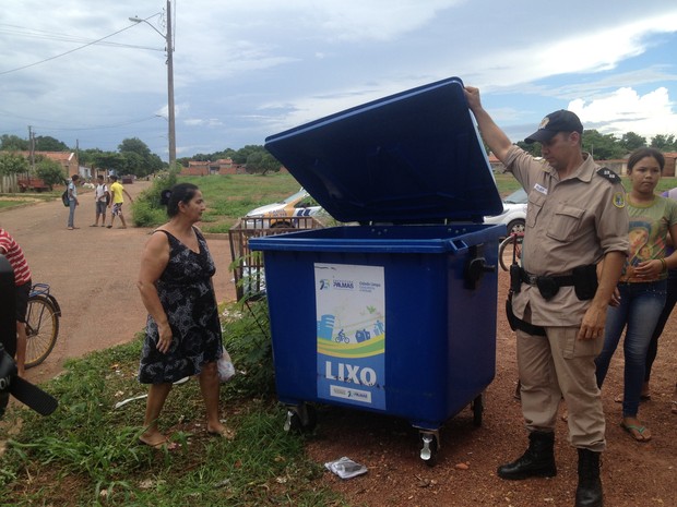 Feto foi encontrado morto na lixeira nesta manhã  (Foto: Marcos Martins/G1 Tocantins)