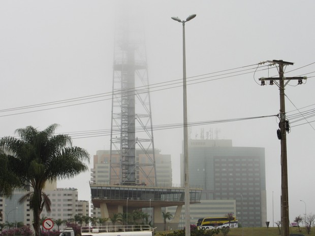 Neblina esconde Torre de TV do Mirante para cima. (Foto: Fernando Caixeta/G1)