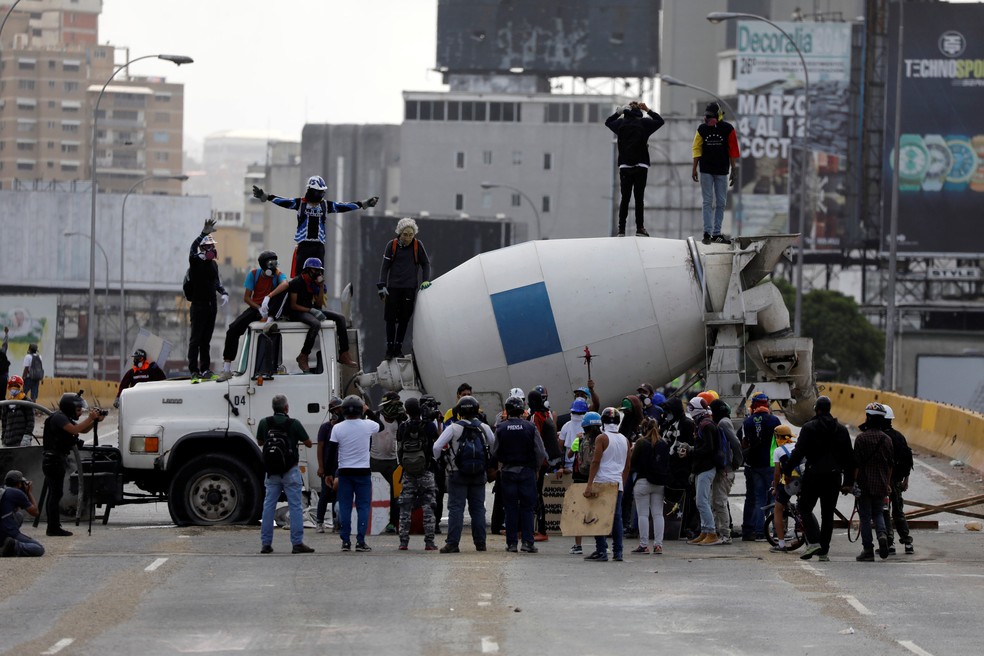 Caminhão é usado em barricada durante protesto contra o presidente Nicolás Maduro em Caracas (Foto: REUTERS/Carlos Garcia Rawlins)
