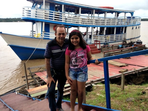 Sara aguardava com o pai a chegada do primo e da mãe para fazer o passeio de barco (Foto: Ivanete Damasceno / G1)