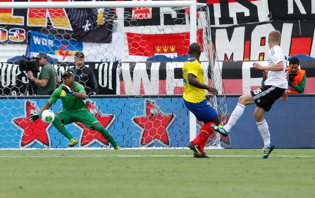  Lars Bender marca, Equador x Alemanha (Foto: Getty Images)