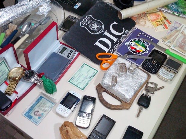 Operação nos três estados do sul também apreendeu celulares, documentos e drogas (Foto: Luiz Souza/RBS TV)