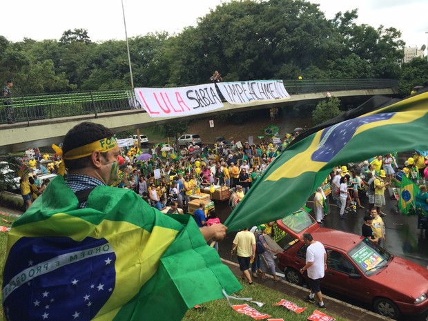 Manifestantes pede por impeachment em Porto Alegre (Foto: Felipe Truda/G1)