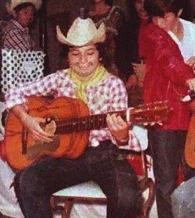 Já tocando violão, Daniel em festa junina na infância (Foto: Reprodução/Instagram)