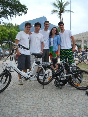 Equipe da RioSouth e as bicicletas elétricas (Foto: Divulgação)