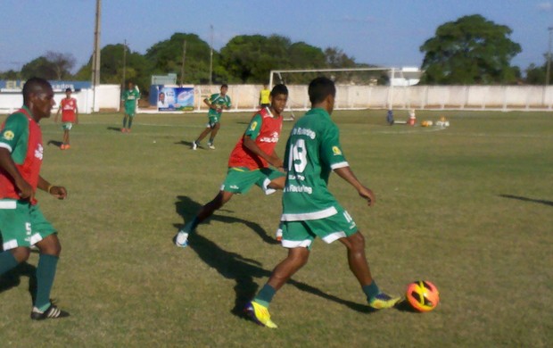 Gurupi treina no estádio Rezendão (Foto: Clifton Morais/TV Anhanguera)