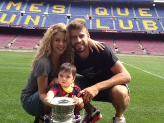 Shakira e Piqué com o filho Milan (Foto: Facebook / Reprodução)