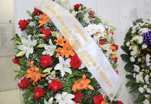 Coroa de Flores no velório de Jair Rodrigues (Foto: Celso Tavares/EGO)