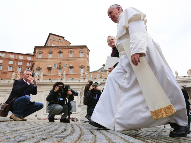 Fotógrafos acompanham o Papa Francisco antes de audiência na Praça de São Pedro, no Vaticano  (Foto: Tony Gentile/Reuters)