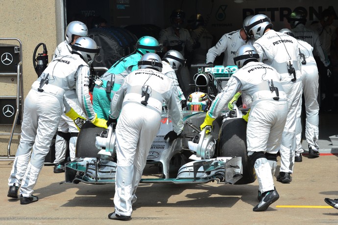 Hamilton abandona o GP do Canadá (Foto: AFP)