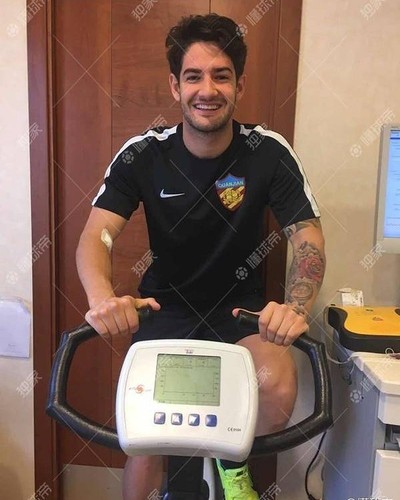 Alexandre Pato exames médicos Tianjin Quanjian (Foto: Reprodução / Twitter)