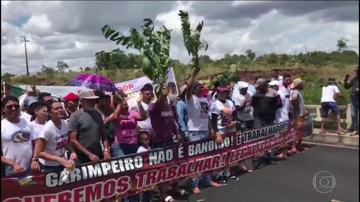 Carro é atacado e tem vidros quebrados em protesto de garimpeiros na BR