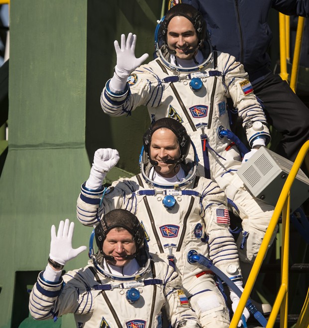 De cima pra baixo, o russo Evgeny Tarelkin, o americano Kevin Ford e o russo Oleg Novitskiy (Foto: AP Photo/NASA, Bill Ingalls)