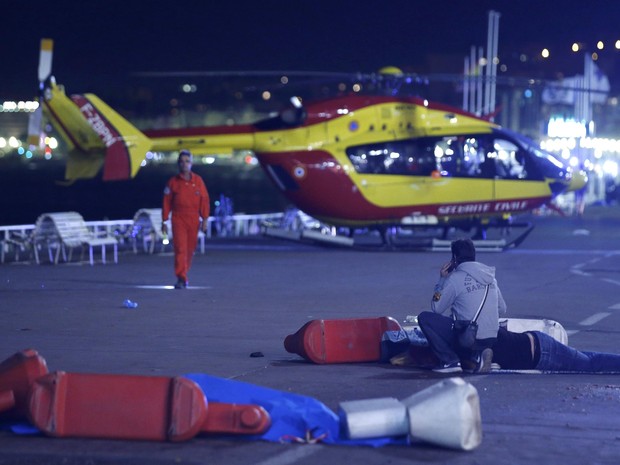 Indivíduo ferido é atendido no chão após atropelamento de caminhão no sul da cidade francesa de Nice (Foto: REUTERS/Eric Gaillard)