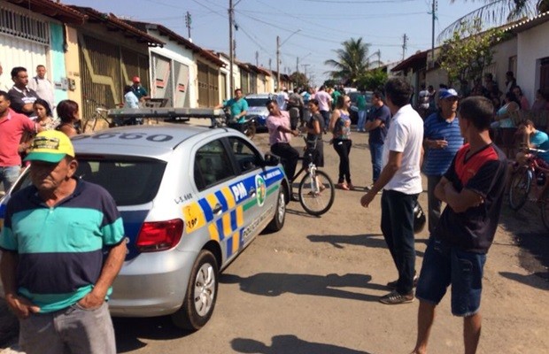 Movimentação na frente da casa de Evandro após assassinato, em Goiânia (Foto: John Willian/TV Anhanguera)