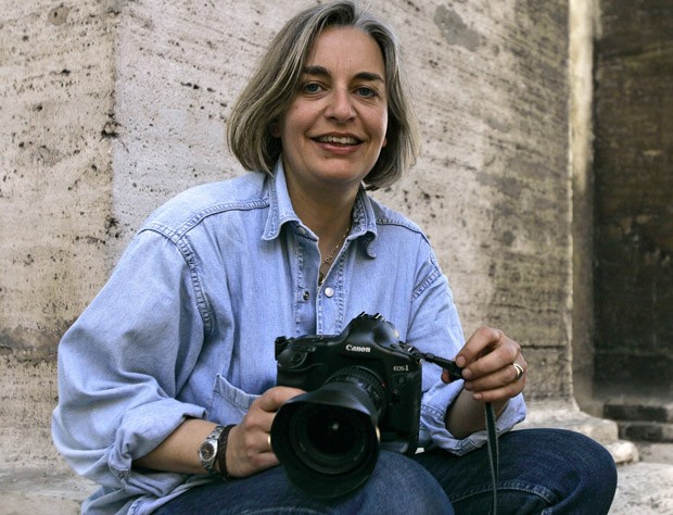 A fotógrafa da agência AP Anja Niedringhaus em imagem de arquivo de 2005 (Foto: Peter Dejong/AP)