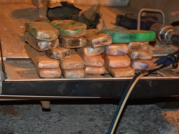 Pasta-base de cocaína e maconha foram apreendidas em caminhão (Foto: Ascom PF)