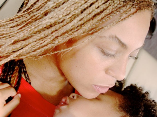 Beyoncé com a filha, Blue Ivy (Foto: Site oficial/ Reprodução)