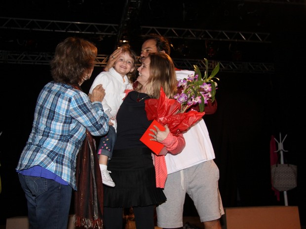 Fernanda Rodrigues com a filha, Luisa, e Paulo Vilhena após apresentação de peça em Angra dos Reis, no Rio (Foto: Felipe Assumpção/ Ag. News)