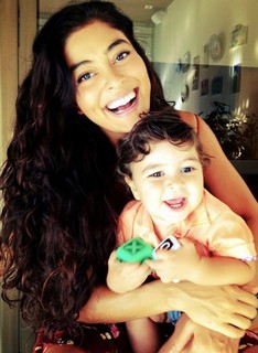 'Com o Pedro nos braços, eu me sinto gigante', diz Juliana (Eduardo Rezende / Divulgação) 'Com o Pedro nos braços, eu me sinto gigante', diz Juliana (Eduardo Rezende / Divulgação)