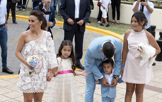 Os noivos Carlos Tevez e Vanesa Mansilla e os filhos do jogador, Florencia Tevez, Katia Tevez e Lito Junior Tevez no casamento civil (Foto: Gettyimages / Divulgação)
