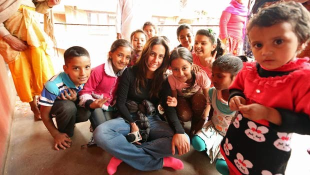 Carol Barcellos grava com crianças nepalesas a segunda temporada de Planeta Extremo, que estreia no dia 14 (Foto: Globo)