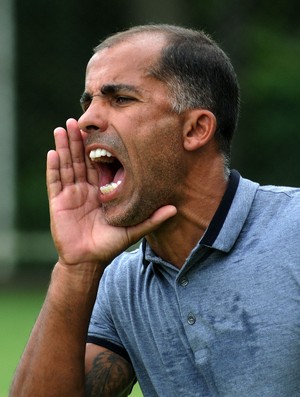 Felipe grita muito an estreia como técnico do Tigres-RJ (Foto: Alexandre Durão)
