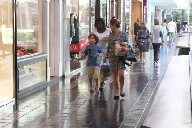 Adriana Esteves passeia com o filho em shopping no Rio (Foto: Daniel Delmiro/AgNews)