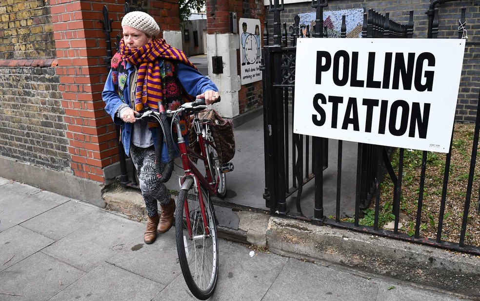 Uma mulher deixa local de votação em Londres (Foto: Justin Tallis / AFP Photo)