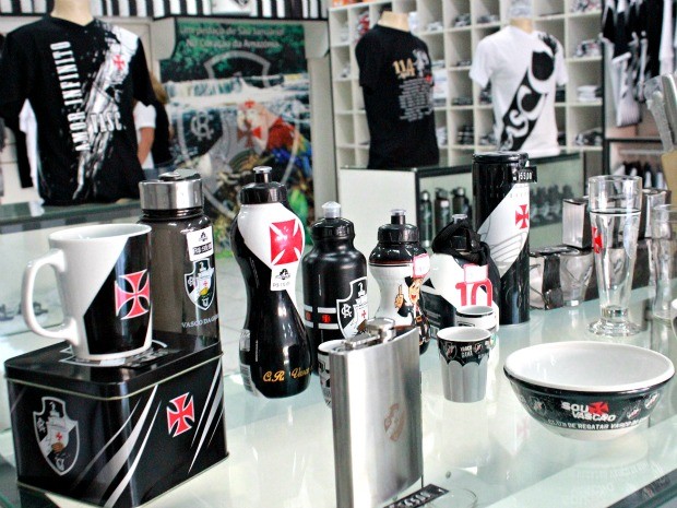 É possível encontrar os mais diversos produtos com a marca dos clubes (Foto: Marcos Dantas / G1)
