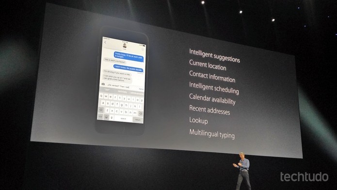 Representante da Apple mostra novidades do teclado virtual do iPhone (Foto: Fabrício Vitorino/TechTudo)