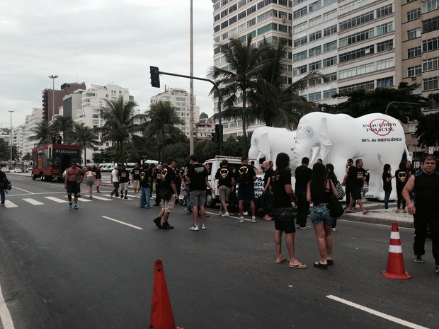 Policiais federais fazem marcha na Zona Sul do Rio contra corrupção (Foto: Matheus Rodrigues / G1)