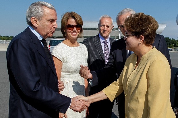 A presidente Dilma Rousseff é recebida no desembarque em Londres (Foto: Roberto Stuckert Filho/PR)