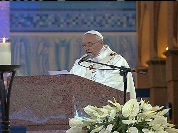 Papa Francisco faz leitura da Homília do Santo Padre em missa na Basílica de Aparecida (Foto: Reprodução GloboNews)