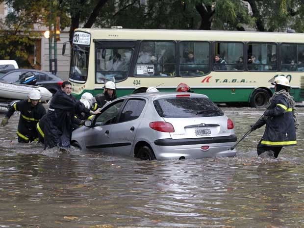 Bombeiros retiraram carro de uma avenida principal de Buenos Aires alagada durante a chuva forte que atingiu a Argentina nesta terça-feira (28) (Foto: REUTERS / Enrique Marcarian)