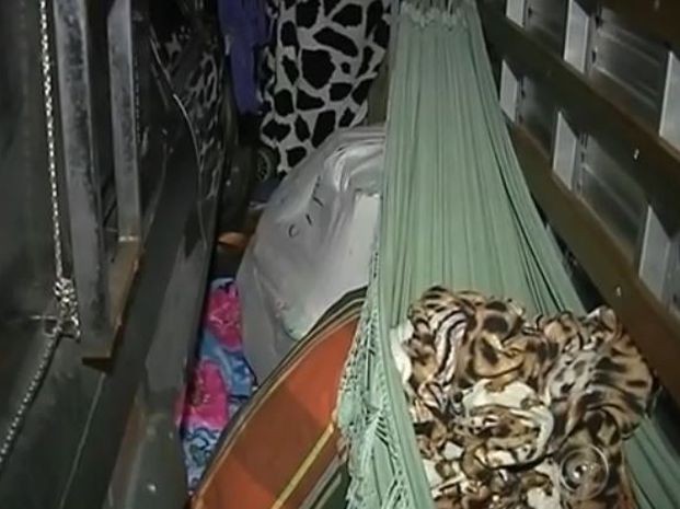 Grupo viajava em colchões e redes (Foto: Reprodução / TV TEM)