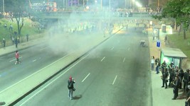 PM lança bomba de gás em ato contra PEC no RJ (Reprodução/Globonews)