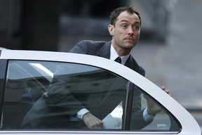 Jude Law chega para julgamento (Foto: REUTERS/Suzanne Plunkett)