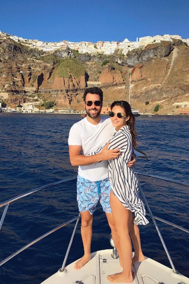 Carol Celico e o namorado, o empresário Eduardo Scarpa, fazem passeio de barco em Santorini (Foto: Reprodução/Instagram)