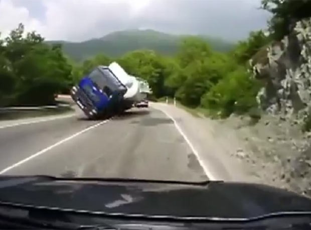 Carro escapou por pouco de ser esmagado por caminhão que tombou. (Foto: Reprodução)
