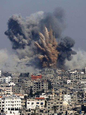 Madrugada de intenso bombardeio mata 100 palestinos em Gaza (Hatem Moussa/Reuters)