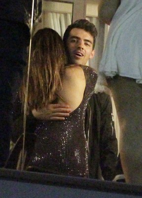 Joe Jonas e Giovanna Lancellotti são flagrados em clima de intimidade (Foto: Delson Silva e Rodrigo dos Anjos / AgNews)